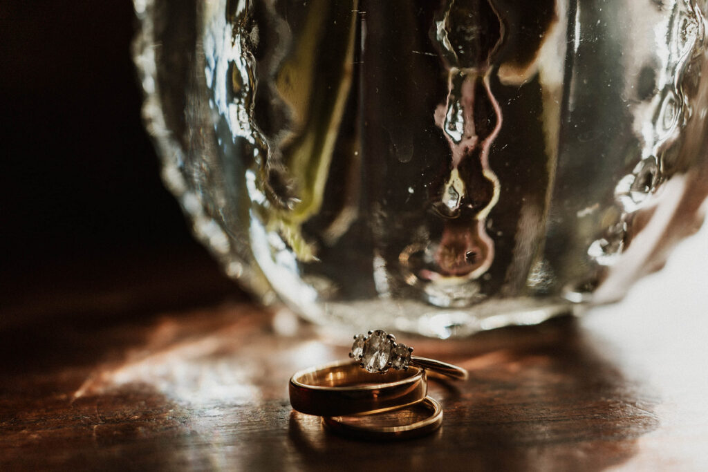 detalle de anillos de boda